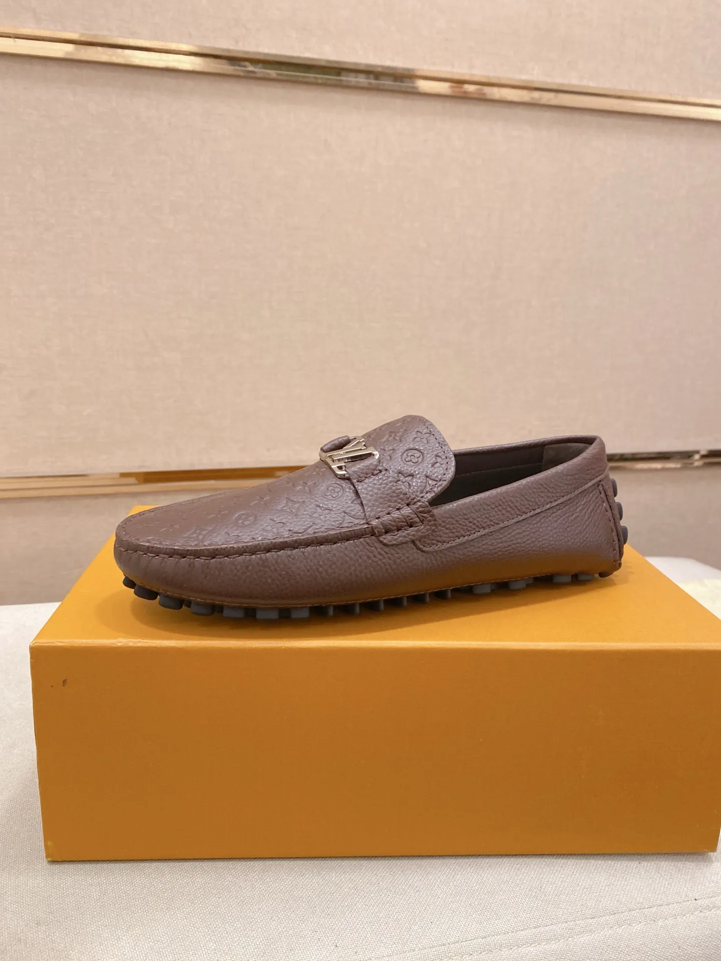 Factory price: 500💰High-end quality! LV 🆕🆕Exclusive hot-selling products in stock🔥🔥New products on the shelves, high-quality Ferragamo men's pea shoes, high-end casual driving shoes, with complete packaging! 💪 💪 Material: imported pebbled first-layer cowhide 🐂 + imported high-quality buffalo leather lining + wear-resistant outsole 👍🏻👍🏻 Features: high-end and comfortable, purely handmade 🚀 🚀 Create the perfect shoe that suits you best 🔥 🔥 Size: (38-44) 45 standard size can be customized!